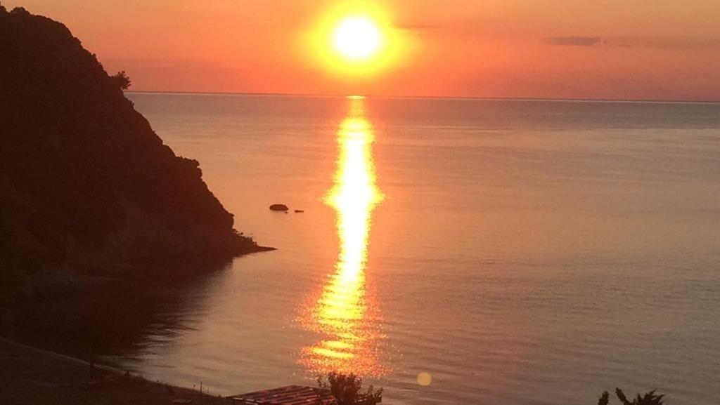 Katevi Luxury Seafront Villa Ierissós Zewnętrze zdjęcie